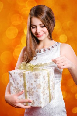 Hediye kutusu ile uzun saçlı güzel kız