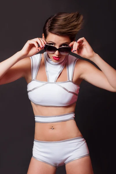 Vacker modell flicka i baddräkt med solglasögon — Stockfoto