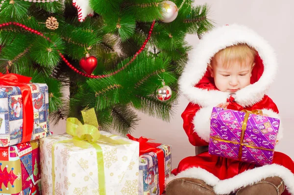 Baby im Weihnachtsmannkostüm an Weihnachten — Stockfoto