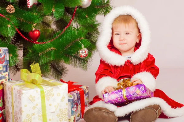 Baby im Weihnachtsmannkostüm an Weihnachten — Stockfoto