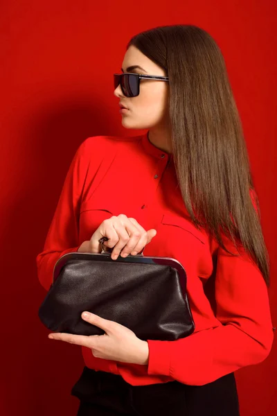 Mooi meisje met lange haren in Red Blouse Rode blouse — Stockfoto