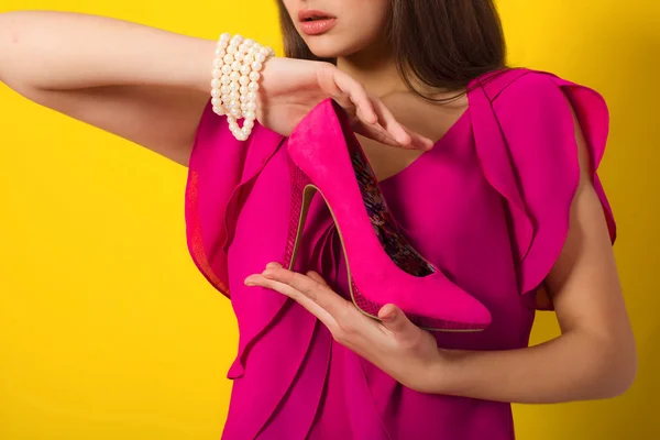 Schönes Mädchen mit langen Haaren mit lila Schuhen — Stockfoto