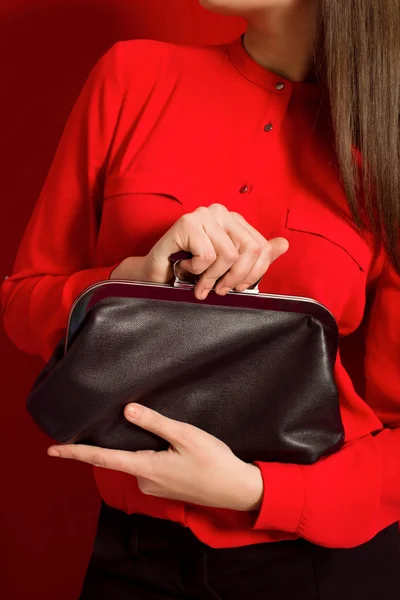 Menina bonita com um saco de embreagem preto — Fotografia de Stock