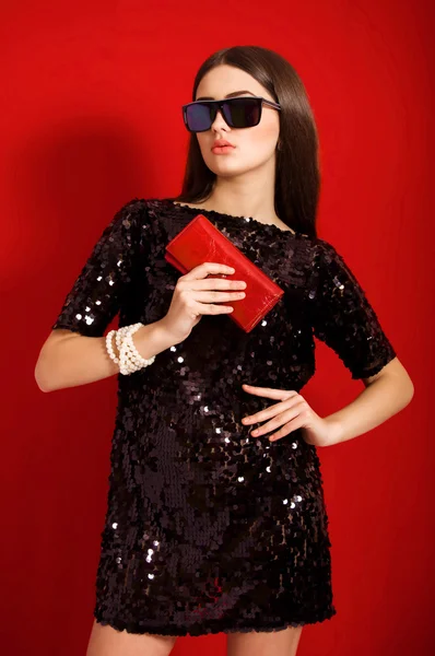 Красивая молодая девушка с длинными волосами в черном маленьком платье — стоковое фото