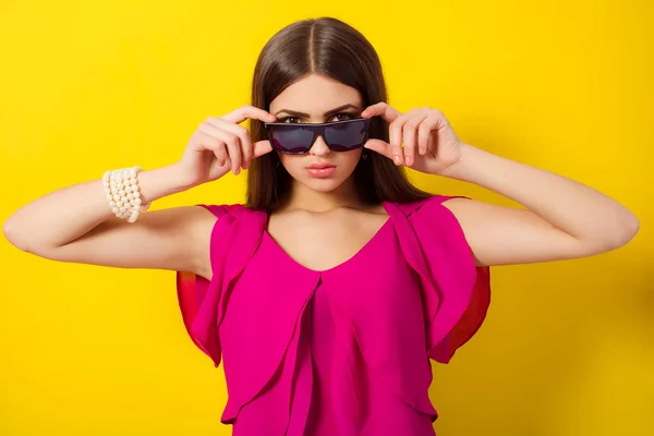 Menina bonita com cabelos longos em uma blusa roxa — Fotografia de Stock