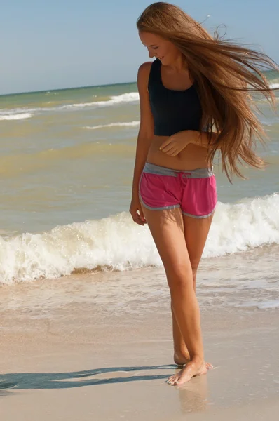 Young beautiful girl athlete  on the beach — Stock Photo, Image