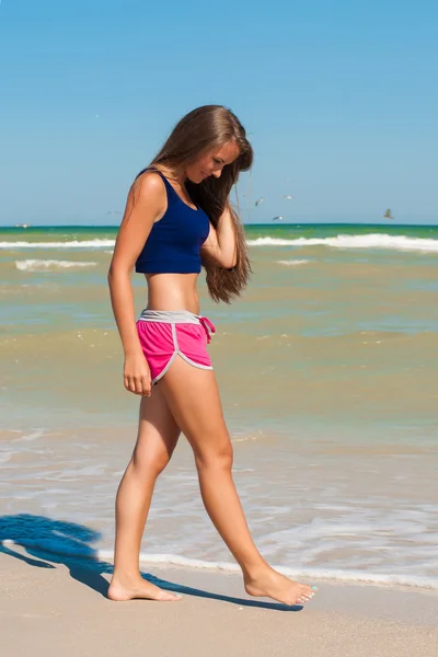 Jovem bela menina atleta na praia — Fotografia de Stock