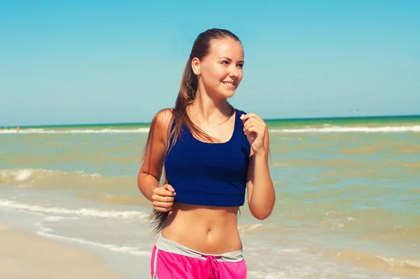 Jovem bela menina atleta na praia — Fotografia de Stock