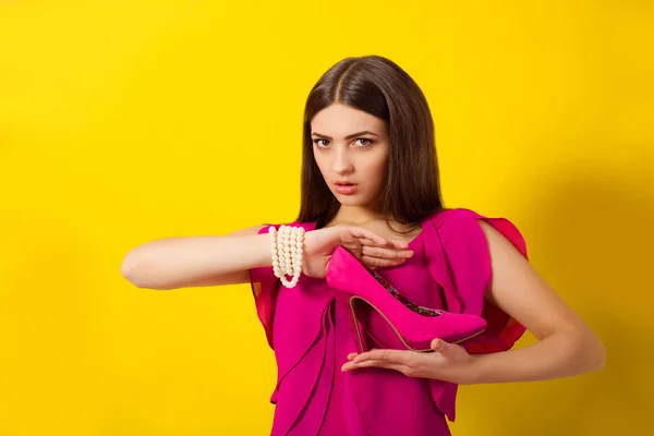 Bella ragazza con i capelli lunghi con scarpe viola — Foto Stock