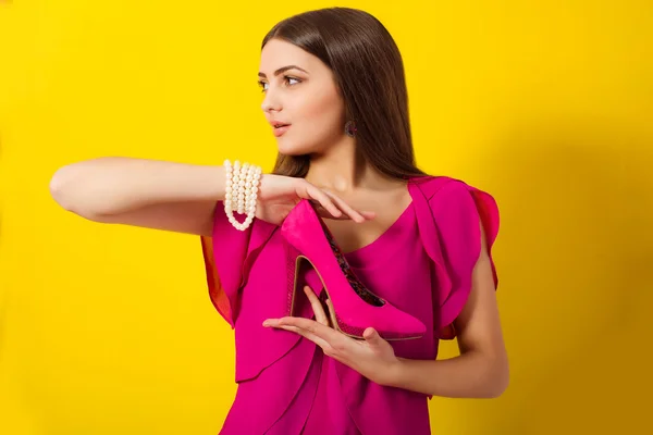 Bella ragazza con i capelli lunghi con scarpe viola — Foto Stock