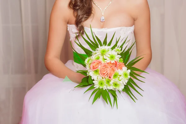 Boeket van bloemen in de handen van een jonge bruid — Stockfoto