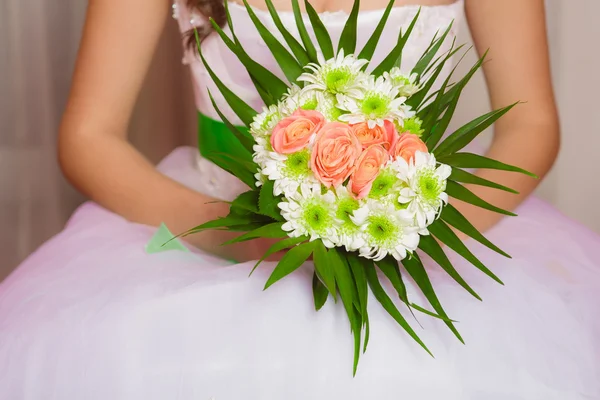 Bouquet of flowers in the hands of a young bride — Stock Photo, Image