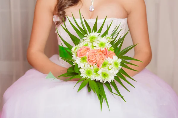 Bouquet de fleurs entre les mains d'une jeune mariée — Photo