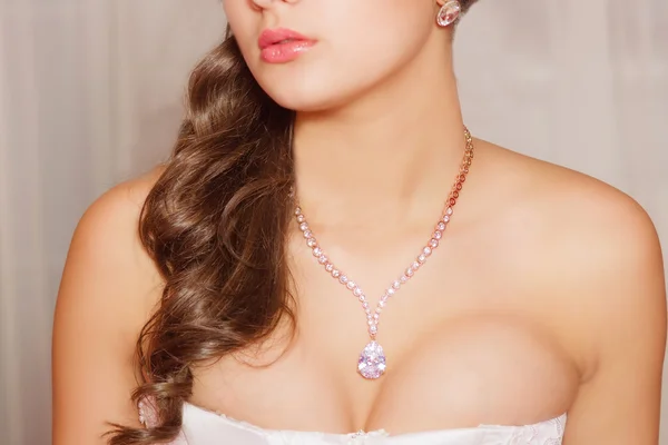 Beautiful necklace around the neck of a young bride — Stock Photo, Image