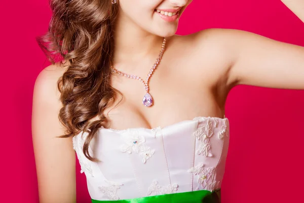 Beautiful necklace around the neck of a young bride — Stock Photo, Image