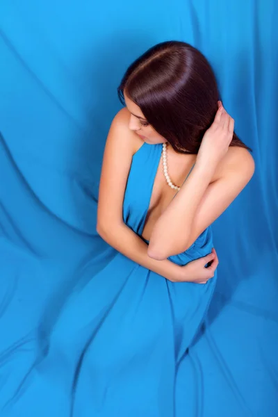 Belle jeune fille aux cheveux longs dans une longue robe bleue — Photo