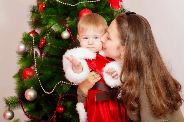 Mutter und Baby am Weihnachtsbaum — Stockfoto