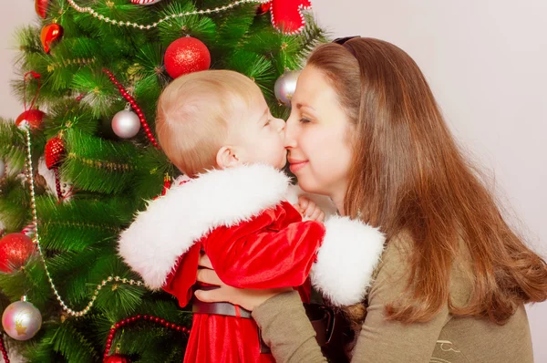 Mutter und Baby am Weihnachtsbaum — Stockfoto