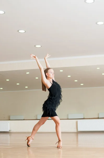 Chica joven haciendo ejercicios en una clase de baile — Foto de Stock