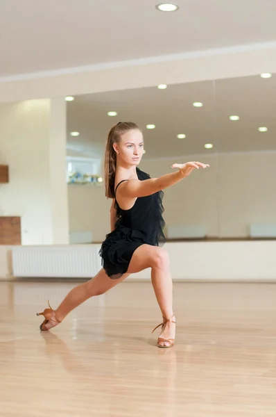 Fata tânără face exerciții într-o clasă de dans — Fotografie, imagine de stoc