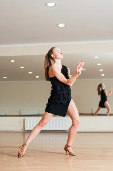 Ung flicka göra övningar i en danslektion — Stockfoto