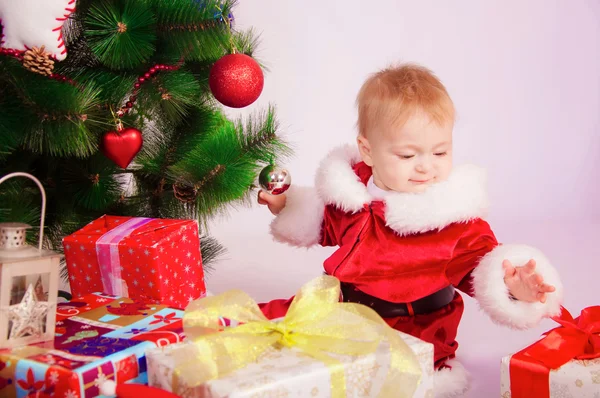 在圣诞老人服装在圣诞树上的宝贝 — 图库照片