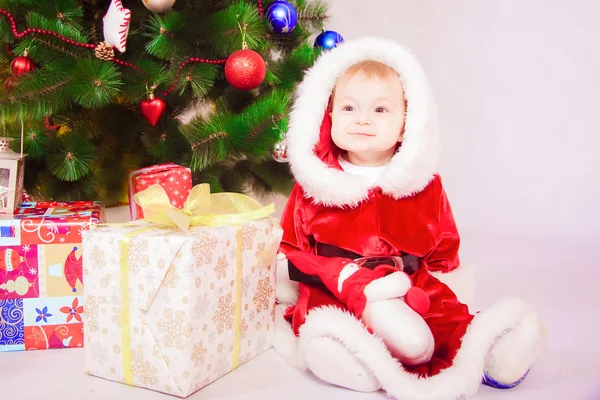 Bébé en costume de Père Noël au sapin de Noël — Photo