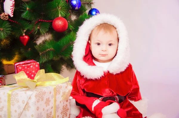 クリスマス ツリーにサンタ衣装で赤ちゃん — ストック写真