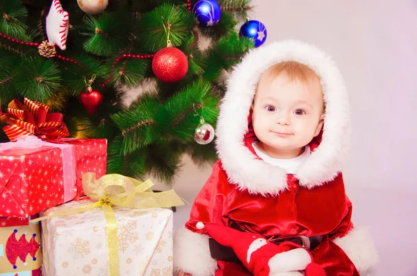 Bambino in costume da Babbo Natale all'albero di Natale — Foto Stock
