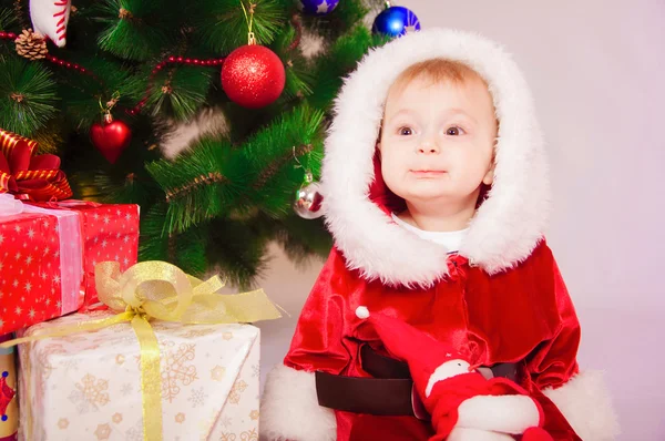 Bebé en traje de Santa en el árbol de Navidad —  Fotos de Stock