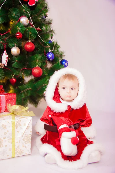 Bébé en costume de Père Noël au sapin de Noël — Photo