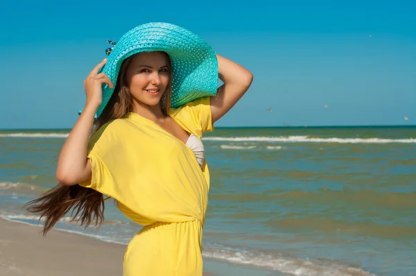 Fiatal gyönyörű lány, hosszú haj, kalap, a strandon — Stock Fotó