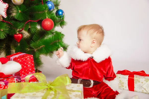 Noel ağacı, Noel Baba kostümlü bebek — Stok fotoğraf