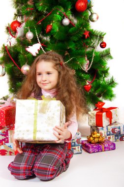Hediyeler ile Noel ağacı yanında küçük kız