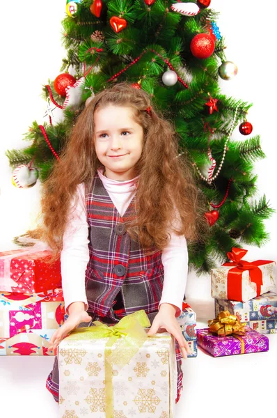 Bambina vicino all'albero di Natale con regali — Foto Stock