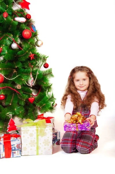 Malá holčička v blízkosti vánoční stromeček s dárky — Stock fotografie