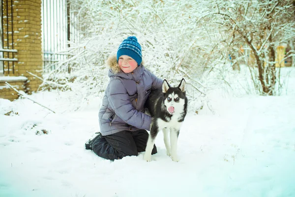 Niño pequeño con perro Husky — Foto de Stock