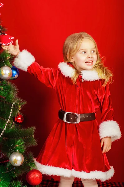 Dívka v blízkosti vánočního stromečku — Stock fotografie