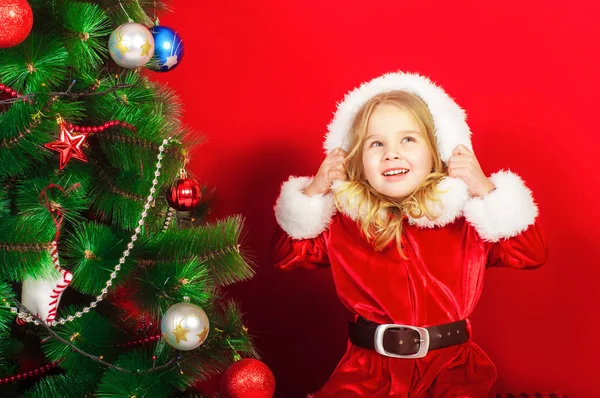 Menina perto da árvore de Natal — Fotografia de Stock