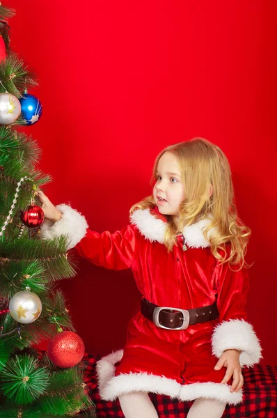 Petite fille près du sapin de Noël — Photo