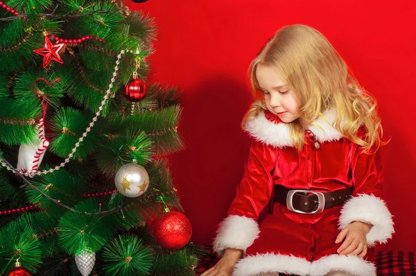 Menina perto da árvore de Natal — Fotografia de Stock