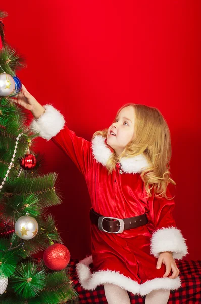 Menina perto da árvore de Natal — Fotografia de Stock