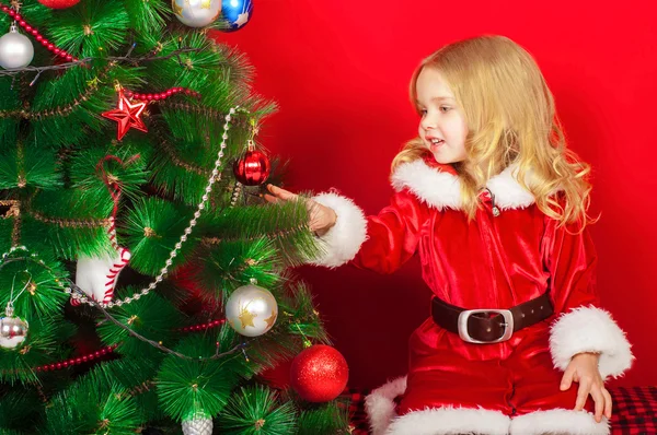 Bambina vicino all'albero di Natale — Foto Stock