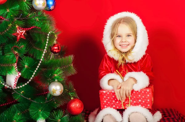Liten flicka nära julgranen — Stockfoto