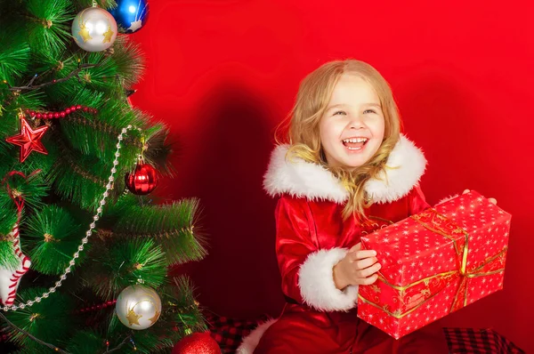 Petite fille près du sapin de Noël — Photo