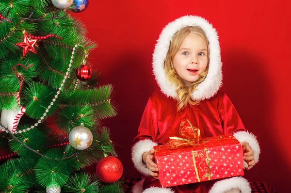 Bambina vicino all'albero di Natale — Foto Stock