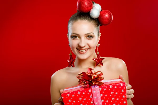 Hermosa chica con una caja de regalo —  Fotos de Stock