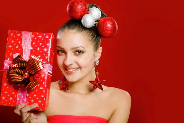 Menina bonita com uma caixa de presente e decorações — Fotografia de Stock