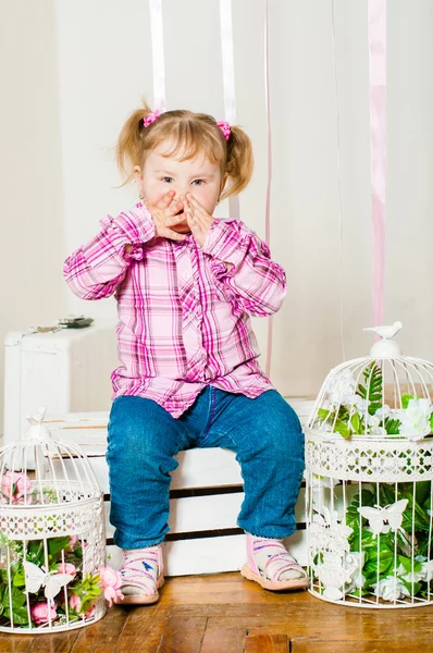 小さな女の子が、装飾的な鳥かごで — ストック写真