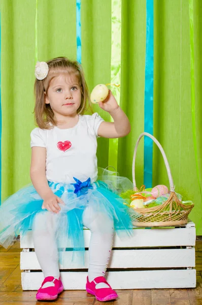 Menina com uma cesta com ovos de Páscoa — Fotografia de Stock